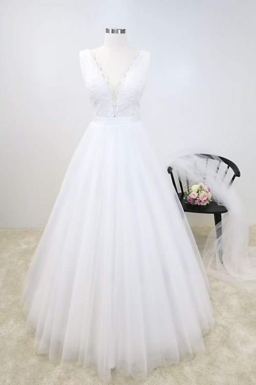Hochzeitskleid mit bestickter Perlenspitze und einem luftigen Tüllrock im Prinzessin Stil